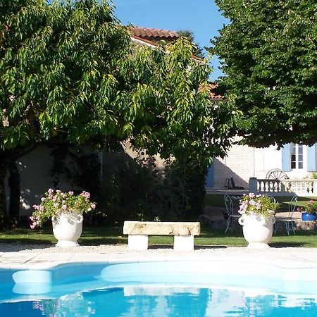 فندق Le Four A Pain Saint-Jean-dʼAngély المظهر الخارجي الصورة