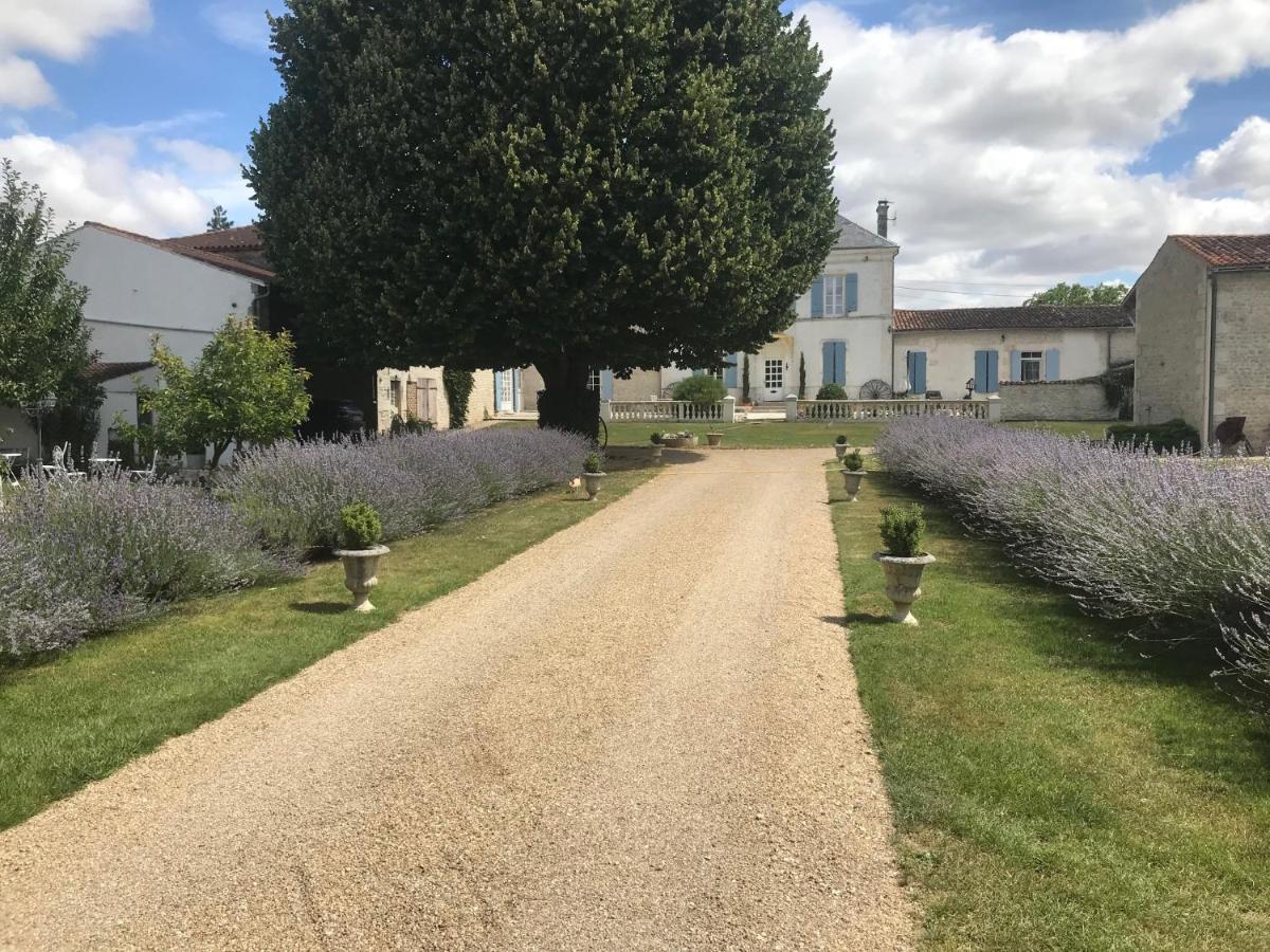 فندق Le Four A Pain Saint-Jean-dʼAngély المظهر الخارجي الصورة