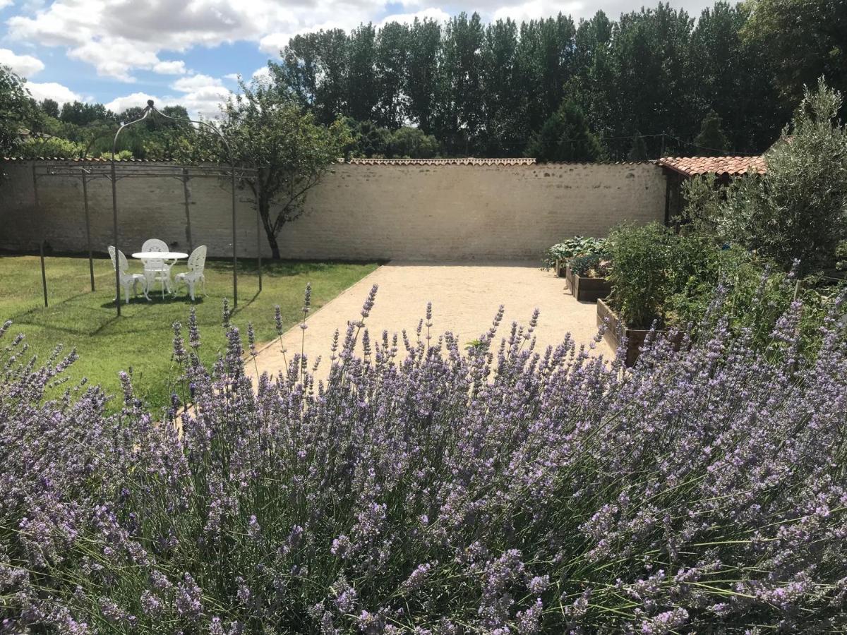 فندق Le Four A Pain Saint-Jean-dʼAngély المظهر الخارجي الصورة