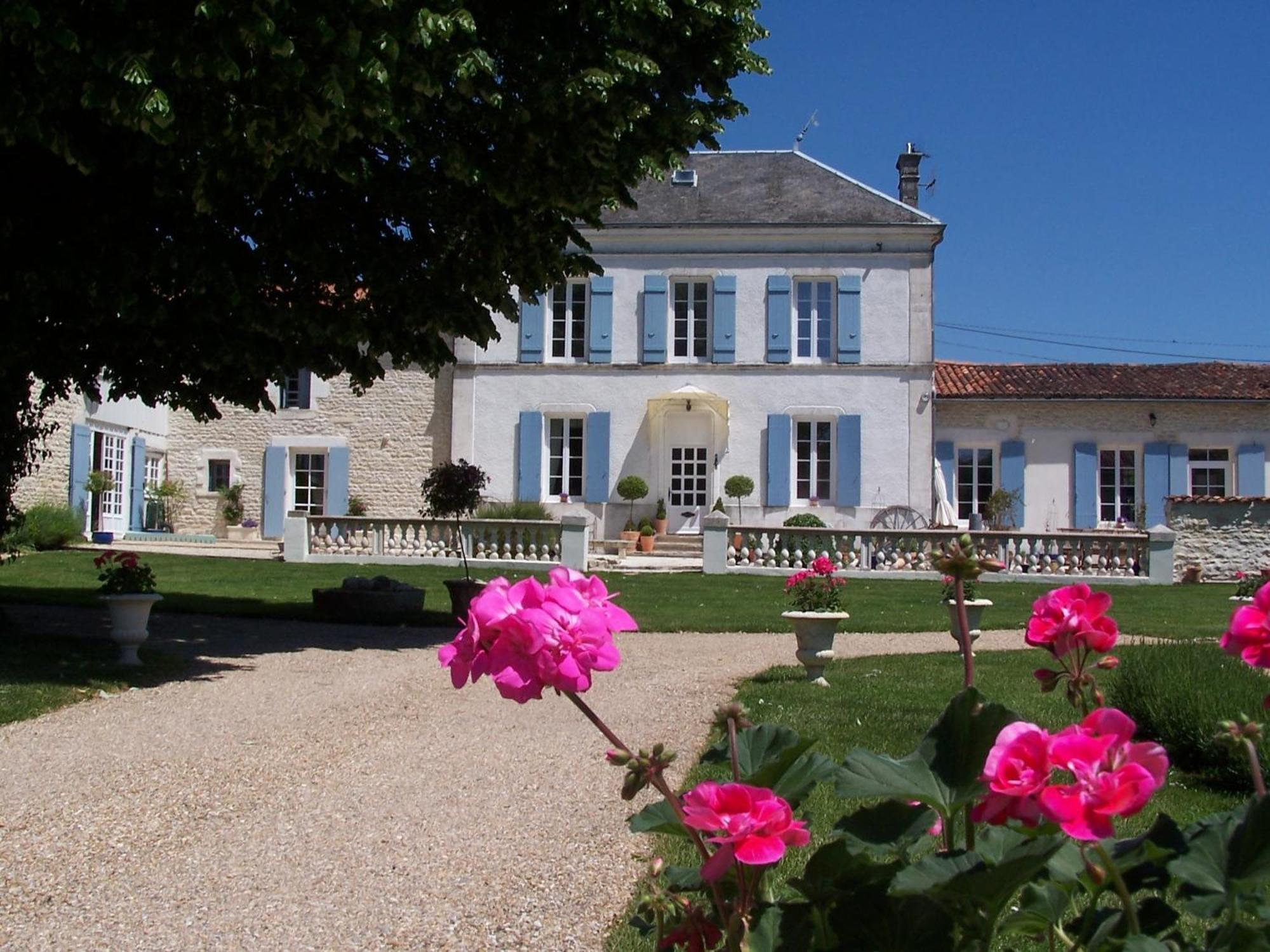 فندق Le Four A Pain Saint-Jean-dʼAngély المظهر الخارجي الصورة