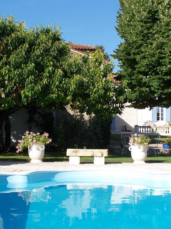 فندق Le Four A Pain Saint-Jean-dʼAngély المظهر الخارجي الصورة