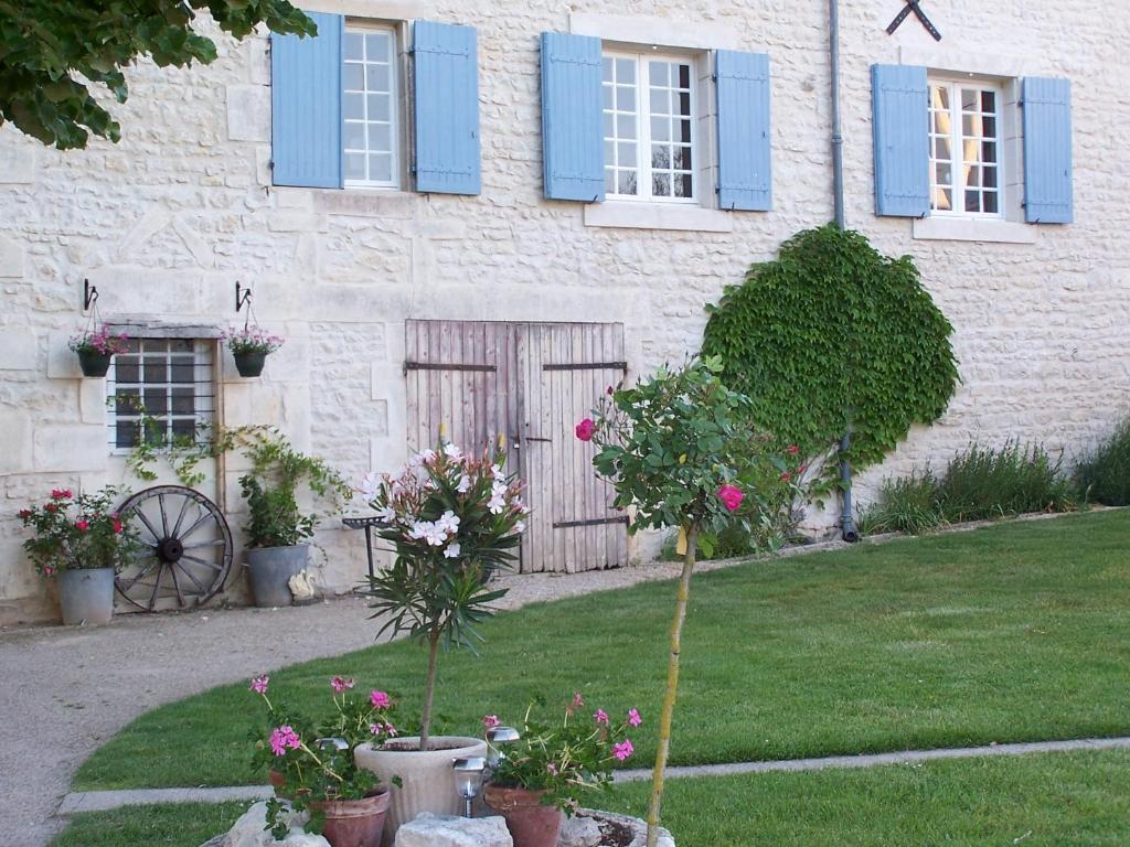 فندق Le Four A Pain Saint-Jean-dʼAngély المظهر الخارجي الصورة