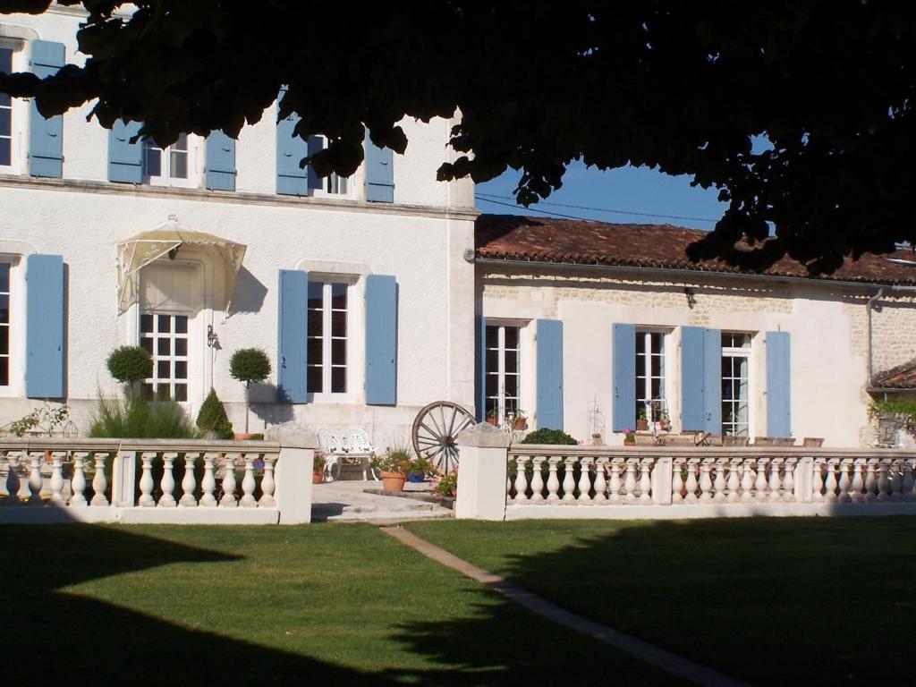 فندق Le Four A Pain Saint-Jean-dʼAngély المظهر الخارجي الصورة