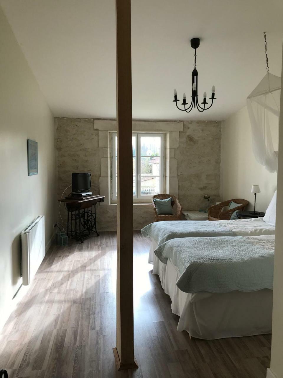 فندق Le Four A Pain Saint-Jean-dʼAngély المظهر الخارجي الصورة